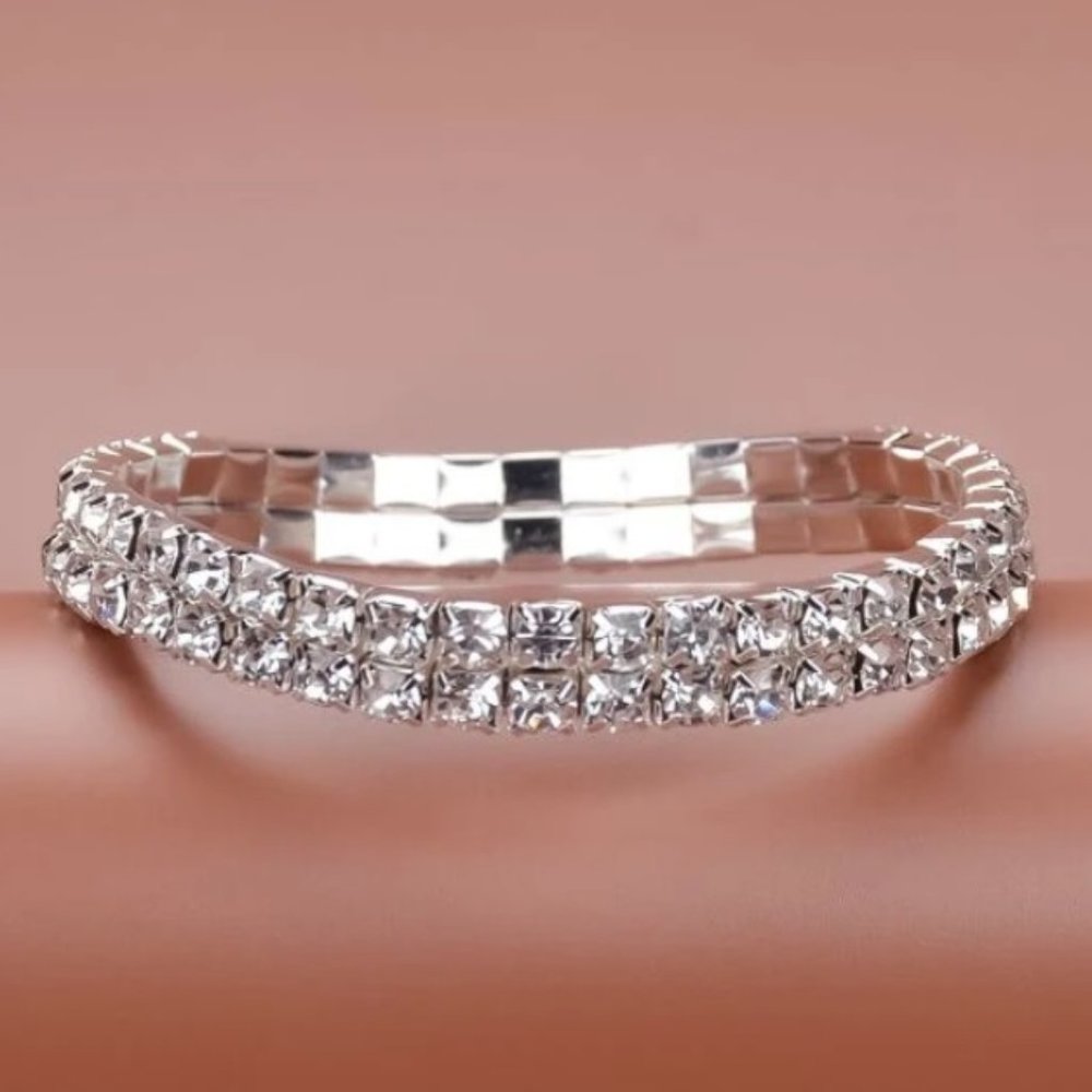 🤍One-Piece Silver-Colored Stretch Copper Rhinestone Glamor Bracelet (2.6") - Picture 4 of 17